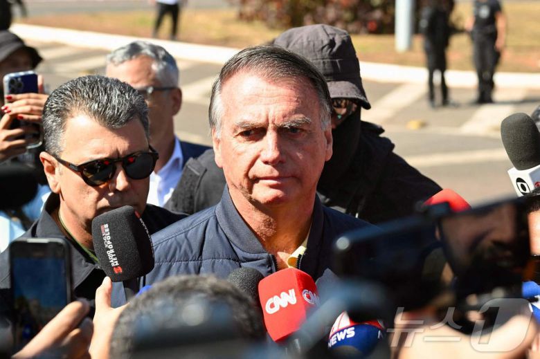 18일(현지시간) 브라질 브라질리아에서 자이르 보우소나루 전 브라질 대통령이 전자 발찌를 착용한 뒤 취재진의 질문을 받고 있다. 2025.07.18. ⓒ AFP=뉴스1 ⓒ News1 윤다정 기자