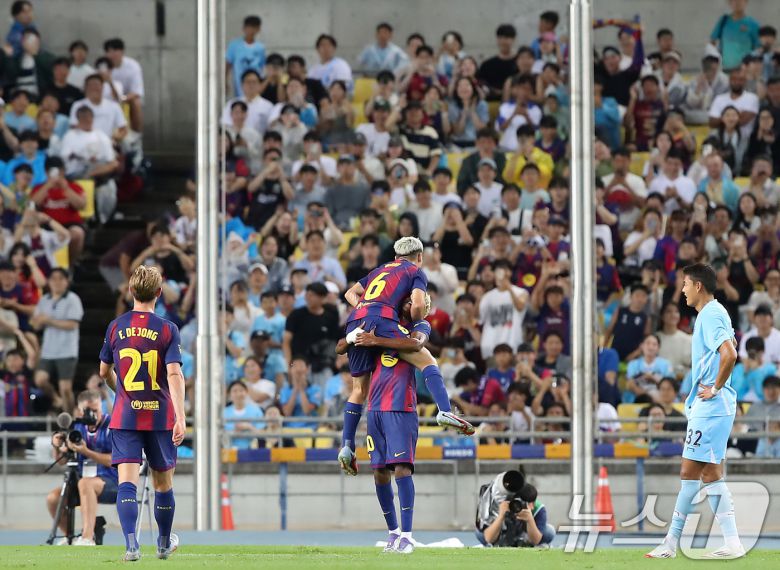 4일 오후 대구 수성구 대구스타디움에서 열린 '2025 FC바르셀로나 아시아투어' 대구FC와 FC바르셀로나의 경기, 전반전 첫골을 성공시킨 가비가 야말과 함께 기쁨을 나누고 있다. 2025.8.4/뉴스1 ⓒ News1 공정식 기자
