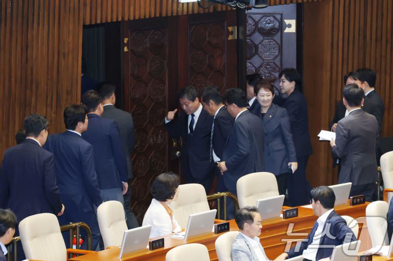 더불어민주당 정청래 대표와 의원들이 전날(4일) 오후 서울 여의도 국회에서 열린 본회의에서 신동욱 국민의힘 의원이 방송법 일부개정법률안(대안)에 대한 무제한토론(필리버스터)을 시작하자 본회의장을 나서고 있다. 2025.8.4/뉴스1 ⓒ News1 이광호 기자