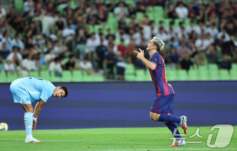 4일 오후 대구 수성구 대구스타디움에서 열린 '2025 FC바르셀로나 아시아투어' 대구FC와 FC바르셀로나의 경기에서 전반 FC바르셀로나 가비가 선취골을 넣은 뒤 세리머니하고 있다. 2025.8.4/뉴스1 ⓒ News1 구윤성 기자