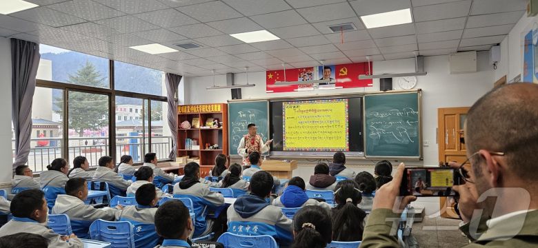 티베트(시짱) 자치구 린쯔시 바이구 중학교에서 학생들이 짱어(티베트어) 수업을 받고 있다. 교실 앞에는 시진핑 주석의 초상화가 있다. ⓒ News1 정은지 특파원