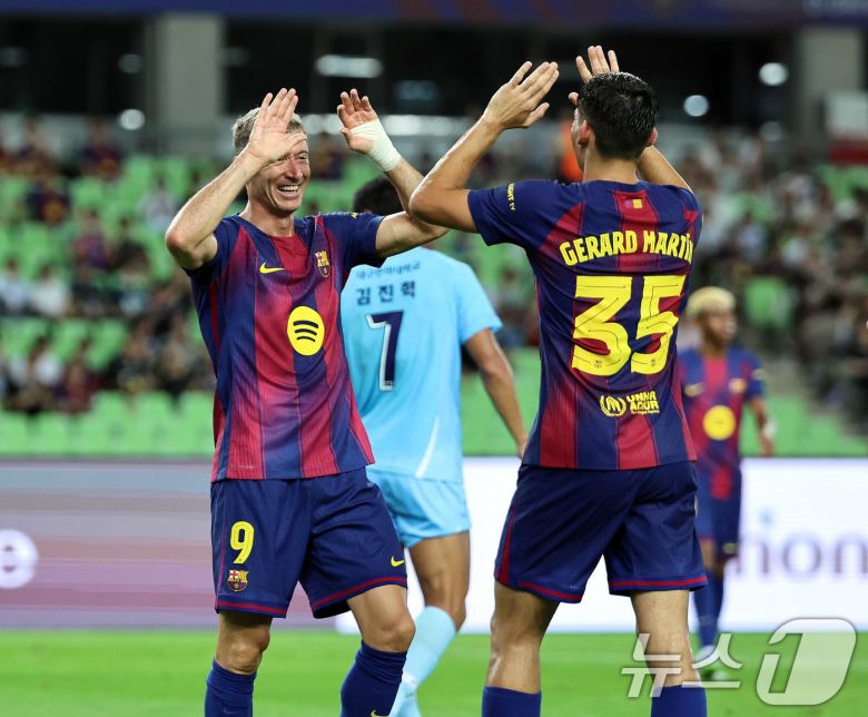 4일 오후 대구 수성구 대구스타디움에서 열린 '2025 FC바르셀로나 아시아투어' 대구FC와 FC바르셀로나의 경기에서 전반 FC바르셀로나 레반도프스키가 팀의 두번째 골을 넣은 뒤 제라르 마르틴과 하이파이브하고 있다. 2025.8.4/뉴스1 ⓒ News1 구윤성 기자