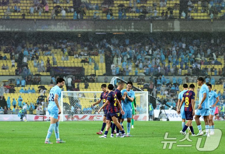 4일 오후 대구 수성구 대구스타디움에서 열린 '2025 FC바르셀로나 아시아투어' 대구FC와 FC바르셀로나의 경기에서 양팀 선수들이 경기가 끝난 뒤 인사 나누고 있다. 이날 경기는 FC바르셀로나가 대구FC를 5대 0으로 꺾었다. 2025.8.4/뉴스1 ⓒ News1 구윤성 기자