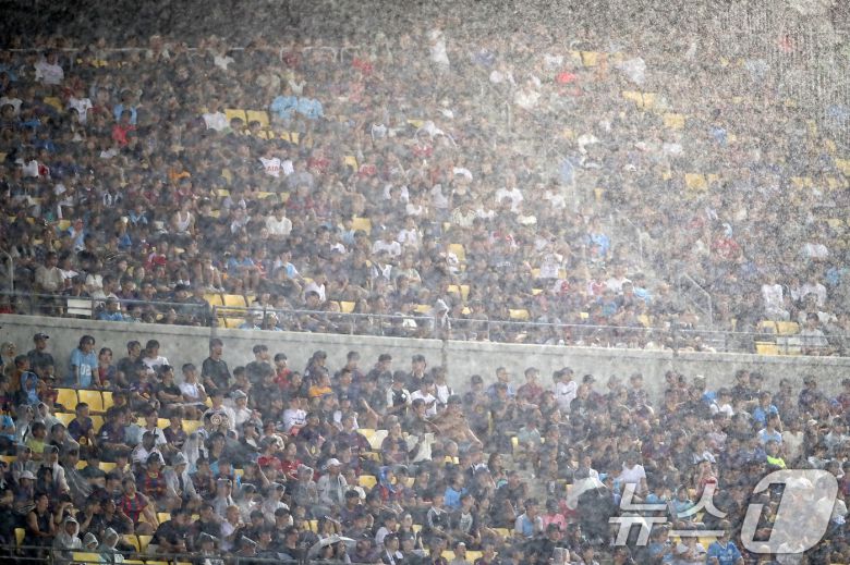 4일 오후 대구 수성구 대구스타디움에서 열린 '2025 FC바르셀로나 아시아투어' 대구FC와 FC바르셀로나의 경기, 후반전 폭우가 쏟아지는 가운데 축구팬들이 관중석을 지키고 있다. 2025.8.4/뉴스1 ⓒ News1 공정식 기자