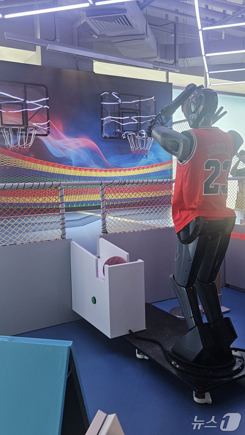 농구하는 로봇 모습. ⓒ News1 정은지 기자