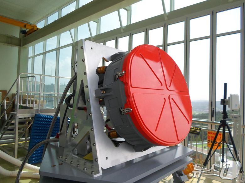 AESA 레이다가 비행시험 전 지상기반 AESA 레이다 체계의 기능성능을 검증하기 위해 플랫폼 모사장치에 장착되어 있다.(한화시스템 제공)