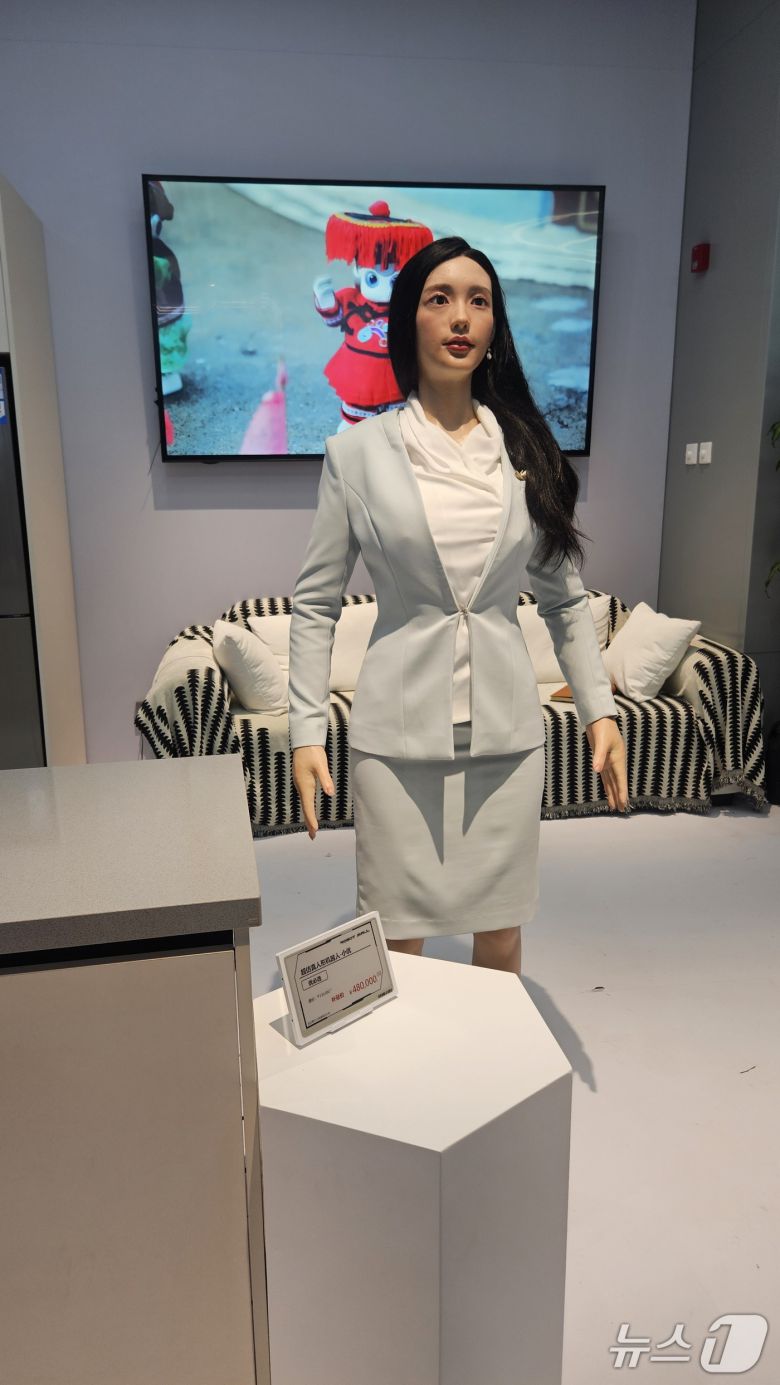 베이징 로봇 4S 매장에 전시된 유비테크가 제작한 휴머노이드 로봇 샤오여우. ⓒ News1 정은지 기자