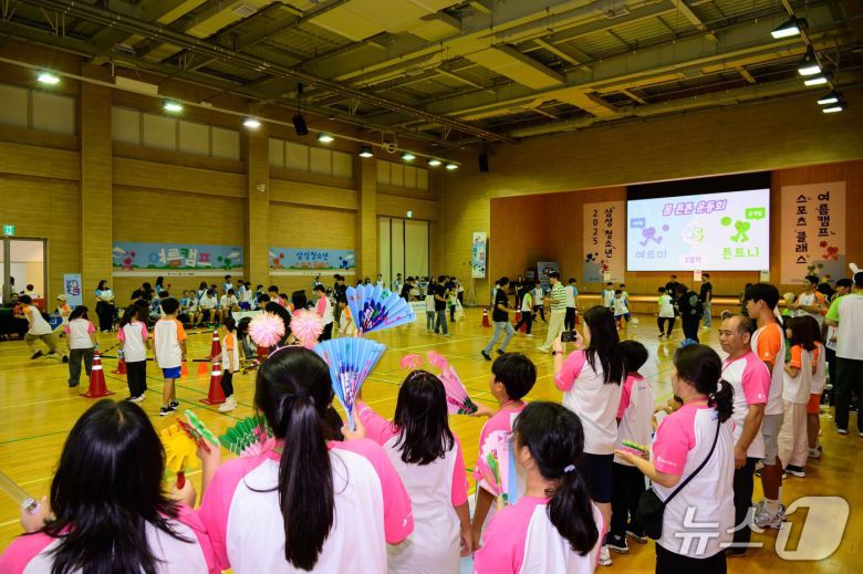 제일기획은 7일 경기도 고양시 삼성화재 글로벌캠퍼스 다목적홀에서 삼성 다문화청소년 스포츠 클래스 여름캠프를 개최했다. 학생들이 열띤 응원전을 펼치고 있다. (사진제공 = 제일기획)