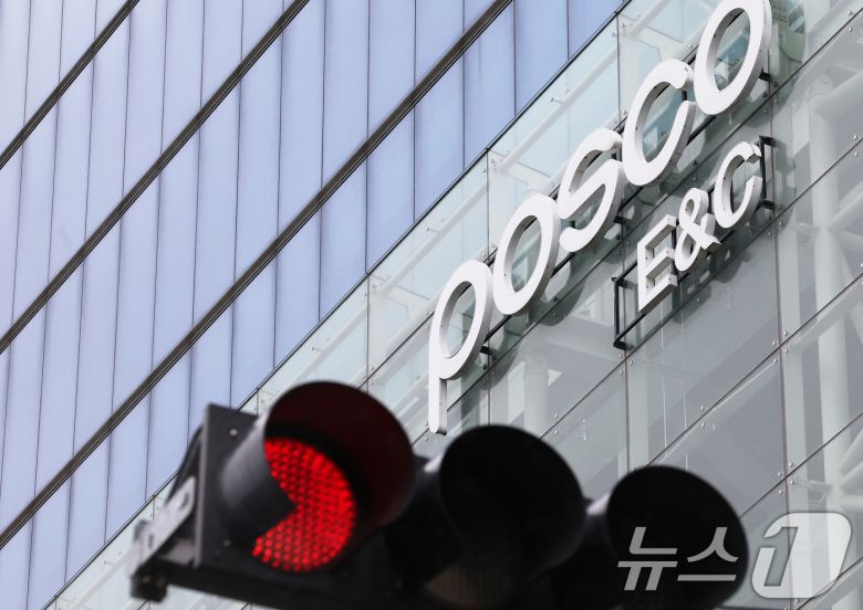 6일 인천 연수구 송도국제도시에 위치한 포스코이앤씨 송도사옥 앞 신호등에 빨간불이 켜져 있다. 2025.8.6/뉴스1 ⓒ News1 장수영 기자