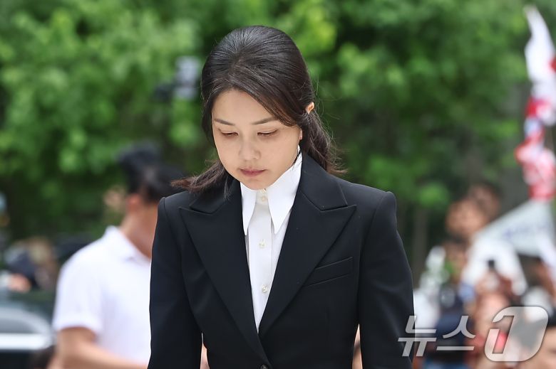 윤석열 전 대통령 부인 김건희 여사가 6일 서울 종로구에 마련된 김건희 특검팀(특별검사 민중기) 사무실로 조사를 받기 위해 출석하고 있다./뉴스1 ⓒ News1 김도우 기자