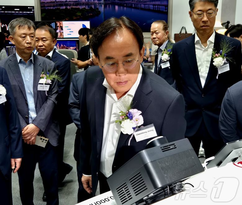 정철동 LG디스플레이 대표이사 사장이 7일 서울 강남구 코엑스에서 열린 'K-디스플레이 2025'에서 삼성디스플레이 부스를 방문해 차세대 유기발광다이오드(OLED) 기술을 체험하고 있다.2025.8.7/뉴스1 ⓒ News1 최동현 기자