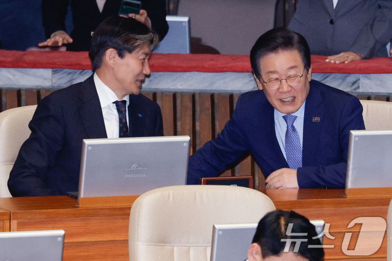 지난 2024년 11월 당시 서울 여의도 국회에서 이재명 더불어민주당 대표(현 대통령·오른쪽)과 조국 조국혁신당 대표(왼쪽). 2024.11.28/뉴스1 ⓒ News1 안은나 기자