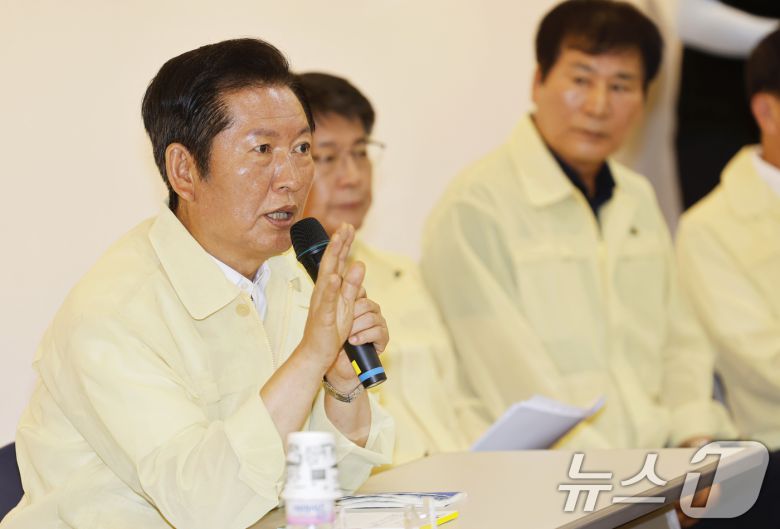 정청래 더불어민주당 대표와 지도부가 8일 전남 무안군 승달문화예술회관에 마련된 수해피해주민 임시대피소를 찾아 피해주민들과 간담회를 갖고 있다. 2025.8.8/뉴스1 ⓒ News1 김태성 기자