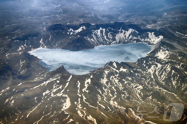 창가에서 바라본 백두산 천지의 모습. (공동취재) /뉴스1 ⓒ News1 황기선 기자
