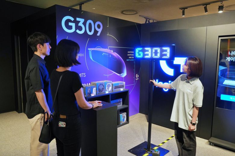 잠실 에비뉴엘 지하1층 '샥즈 X 로지텍' 팝업스토어에서 고객이 제품을 구경하고 있다. (롯데백화점 제공).