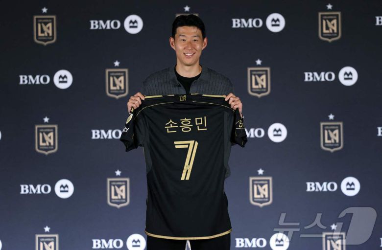 등번호 7번 유니폼을 든 손흥민 ⓒ AFP=뉴스1