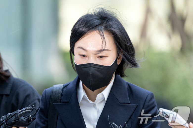 김건희 여사의 '문고리 3인방 중 한 명으로 지목된 유경옥 전 행정관이 25일 오전 서울 종로구에 마련된 김건희 특검팀(특별검사 민중기) 사무실로 조사를 받기 위해 출석하고 있다. 2025.7.25/뉴스1 ⓒ News1 이승배 기자