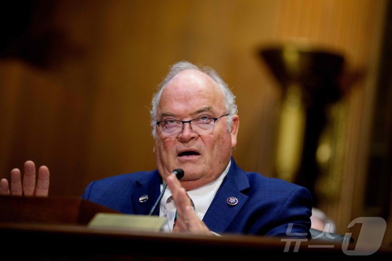 2025년 5월20일 국세청장으로 지명된 빌리 롱 전 하원의원이 상원 재무위원회 인준 청문회에서 발언하고 있다. 트럼프 대통령이 1월에 취임한 이후 국세청은 이때까지 네 명의 직무대행 청장을 거쳤다.ⓒ AFP=뉴스1