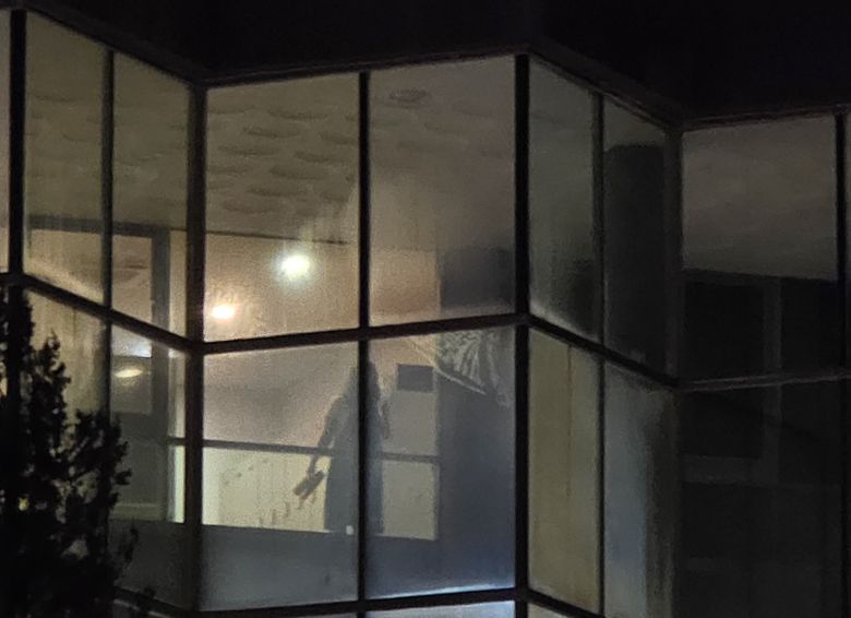 A 씨의 아내가 여성 사우나 탈의실에 서 있는 장면. A 씨는 "그림자로 라인이 보이는 수준을 넘어 무슨 옷을 입었는지까지 보였다"고 설명했다.  (A 씨 제공)