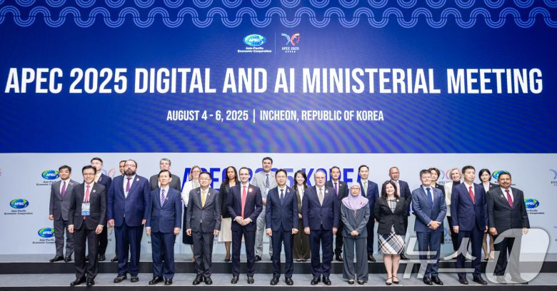 배경훈 과학기술정보통신부 장관이 4일 인천광역시 연수구 송도컨벤시아에서 열린 '아시아태평양경제협력체(APEC) 디지털 AI 장관회의'에서 기념 촬영을 하고 있다. (과학기술정보통신부 제공. 재판매 및 DB 금지) 2025.8.4/뉴스1