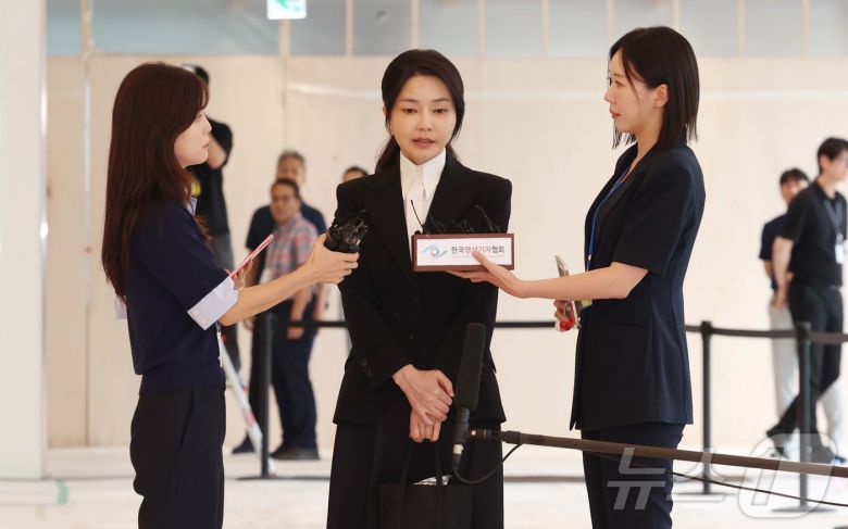 윤석열 전 대통령의 부인 김건희 여사가 지난 6일 서울 종로구에 마련된 김건희 특검팀(특별검사 민중기) 사무실에 첫 조사를 받기 위해 피의자 신분으로 출석하고 있다. 2025.8.6/뉴스1 ⓒ News1 사진공동취재단