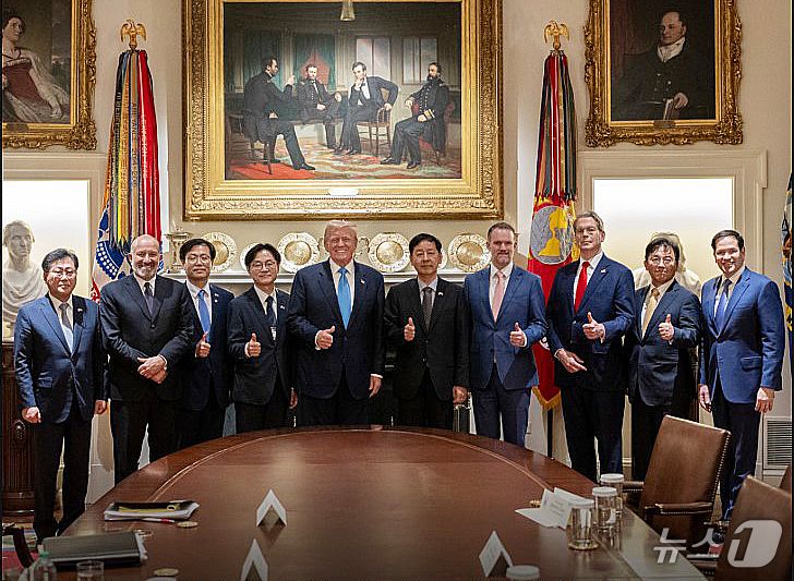 도널드 트럼프 미국 대통령이 지난달 30일(현지시간) 워싱턴DC 백악관에서 구윤철 경제부총리 겸 기획재정부 장관 등 한국 정부 협상단과 무역합의를 타결한 후 기념촬영을 하고 있다. (백악관 X. 재판매 및 DB 금지) 2025.8.1/뉴스1