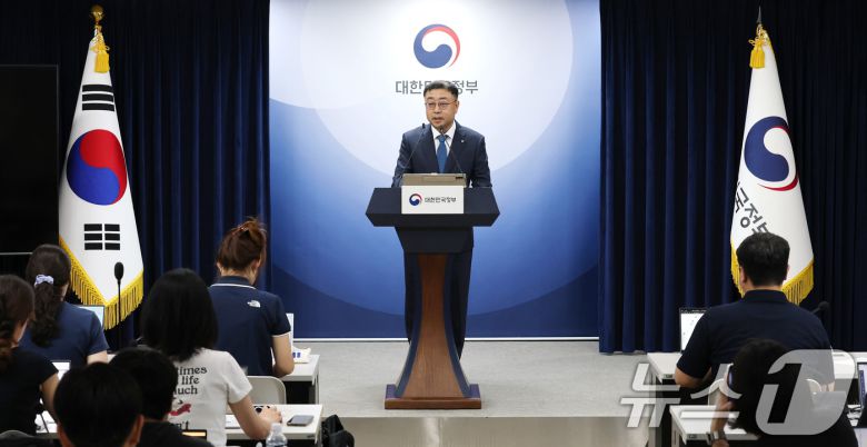 송상훈 과학기술정보통신부 정보통신정책실장이 4일 오후 서울 종로구 정부서울청사에서 '독자 AI 파운데이션 모델' 프로젝트 정예팀 선정 결과를 발표하고 있다2025.8.4/뉴스1 ⓒ News1 임세영 기자