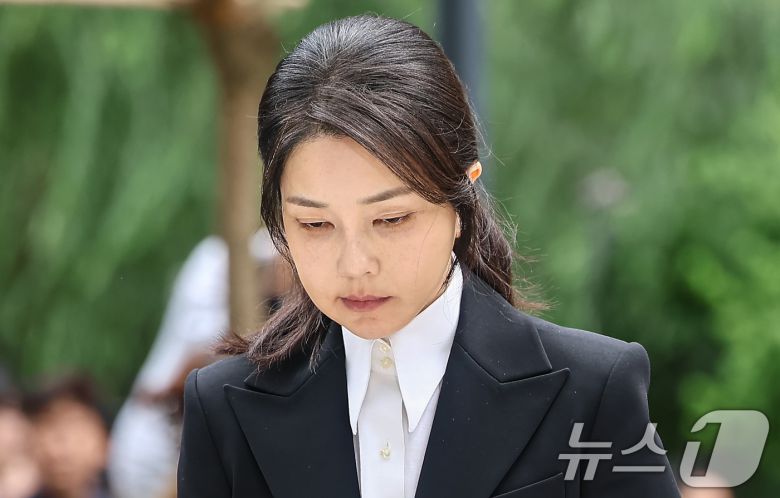 윤석열 전 대통령 부인 김건희 여사가 지난 6일 서울 종로구에 마련된 김건희 특검팀(특별검사 민중기) 사무실로 조사를 받기 위해 출석하고 있다. 2025.8.6/뉴스1 ⓒ News1 김도우 기자