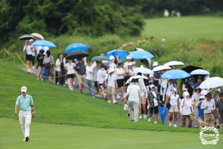 박성현을 응원하는 갤러리들. (KLPGA 제공)