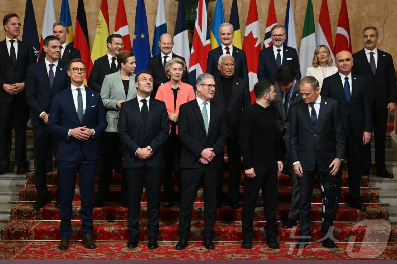 볼로디미르 젤렌스키 우크라이나 대통령과 에마뉘엘 마크롱 프랑스 대통령, 키어 스타머 영국 총리 등 유럽 정상들이 3월 2일 (현지시간) 런던의 랭커스터 하우스에서 열린 회의 중 포즈를 취하고 있다. 2025.03,03 ⓒ AFP=뉴스1 ⓒ News1 우동명 기자