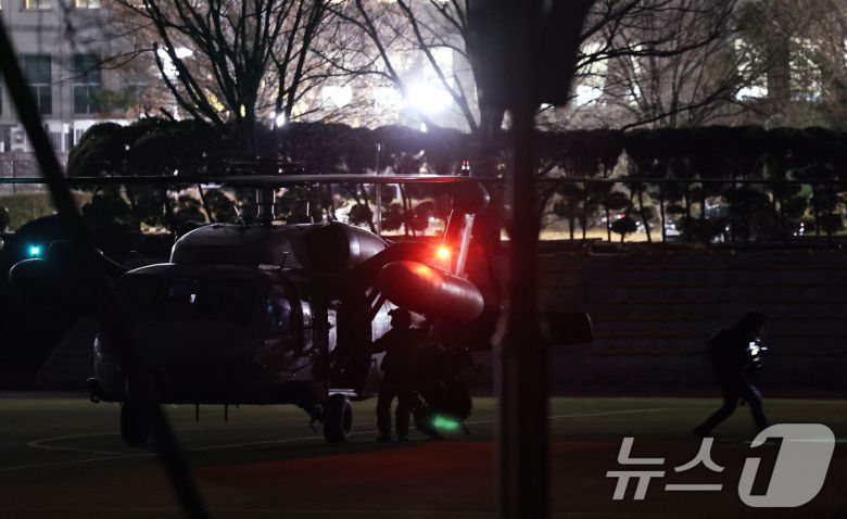 윤석열 대통령이 비상계엄령을 전격 선포한 가운데 4일 새벽 무장한 계엄군이 헬기에서 내려 서울 여의도 국회로 진입하고 있다. 2024.12.4/뉴스1 ⓒ News1 구윤성 기자