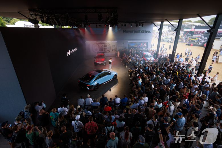 지난 7월 10일 (현지시각) 영국 웨스트서식스에서 열린 자동차 축제 ‘굿우드 페스티벌 오브 스피드’ 내 N 전용 부스에서 진행된 아이오닉 6 N 미디어 발표에 관람객들이 모인 모습. (현대차 제공)
