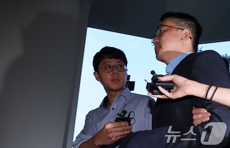 김건희 여사 일가의 '집사'로 알려진 김예성 씨가 12일 인천국제공항에서 체포돼 서울 종로구에 마련된 김건희 특검팀(특별검사 민중기) 사무실로 조사를 받기 위해 출석하고 있다. 2025.8.12/뉴스1 ⓒ News1 김성진 기자