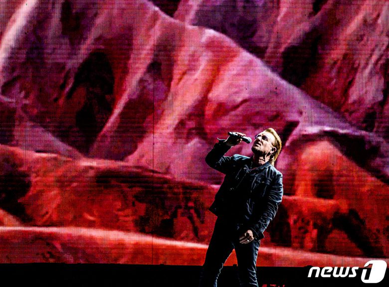 아일랜드 출신의 전설적인 록밴드 U2가 서울 구로구 고척스카이돔에서 첫 번째 내한공연을 갖고 있다. <자료사진> 2019.12.8/뉴스1