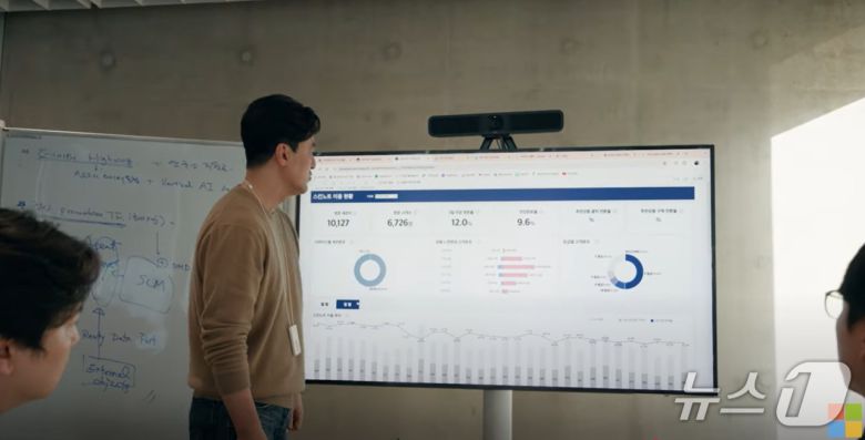 홍성봉 아모레퍼시픽 CDTO와 AI 설루션 팀(MS 유튜브 영상 갈무리)