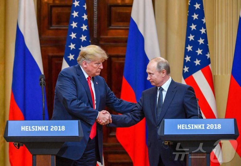 2018년 7월 16일(현지시간) 당시 핀란드 헬싱키 대통령궁에서 열린 회담 후 공동 기자회견에 참석하기 전 악수하고 있는 도널드 트럼프 미국 대통령(왼쪽)과 블라디미르 푸틴 러시아 대통령(오른쪽). ⓒ AFP=뉴스1 ⓒ News1 조소영 기자