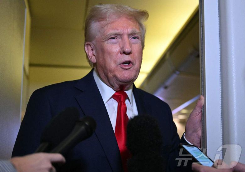 도널드 트럼프 미국 대통령이 13일(현지시간) 플로리다주 팜비치에서 워싱턴 백악관으로 돌아 가기 위해 앤드루스 합동 기지로 향하는 전용기 내서 취재진을 만나 “반도체를 비롯한 전자제품에 관세 예외는 아니다”고 밝히고 있다. 2025.04.14 ⓒ AFP=뉴스1 ⓒ News1 우동명 기자