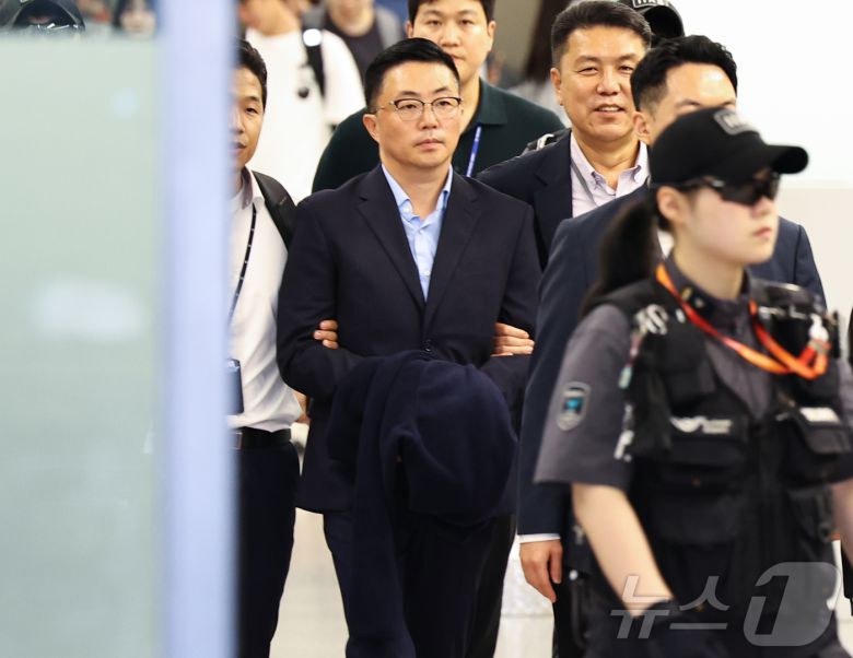 김건희 여사 일가의 '집사'로 지목된 김예성씨가 12일 인천국제공항 제1여객터미널을 통해 입국한 뒤 민중기 특별검사팀에 체포돼 이동하고 있다. (공동취재) 2025.8.12/뉴스1 ⓒ News1 박지혜 기자