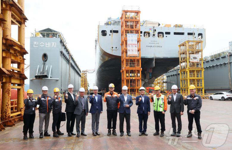 우원식 국회의장(왼쪽 여덟번째)이 11일 경남 한화오션 거제조선소를 방문해 상선, 특수선 건조 구역 등 사업장을 살펴본 뒤 기념 촬영을 하고 있다. (국회의장실 제공. 재판매 및 DB 금지) 2025.8.11/뉴스1