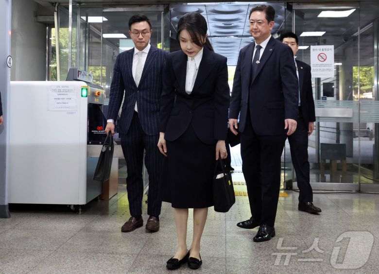 윤석열 전 대통령 부인 김건희 여사가 12일 오전 서울 서초구 서울중앙지법에서 열린 자본시장과 금융투자업에 관한 법률 위반 및 정치자금법 위반 혐의 등의 구속 전 피의자 심문(영장실질심사)에 출석하며 고개숙여 인사를 하고 있다. 2025.8.12/뉴스1 ⓒ News1 사진공동취재단
