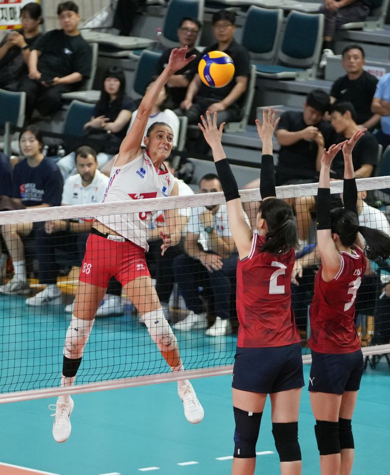 프랑스의 공격을 막고 있는 한국 선수들(대한배구협회 제공)