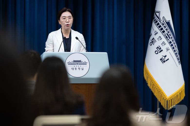 강유정 대통령실 대변인이 14일 서울 용산 대통령실 청사에서 국민임명식 및 외빈 만찬 관련 브리핑을 하고 있다. 2025.8.14/뉴스1 ⓒ News1 이재명 기자