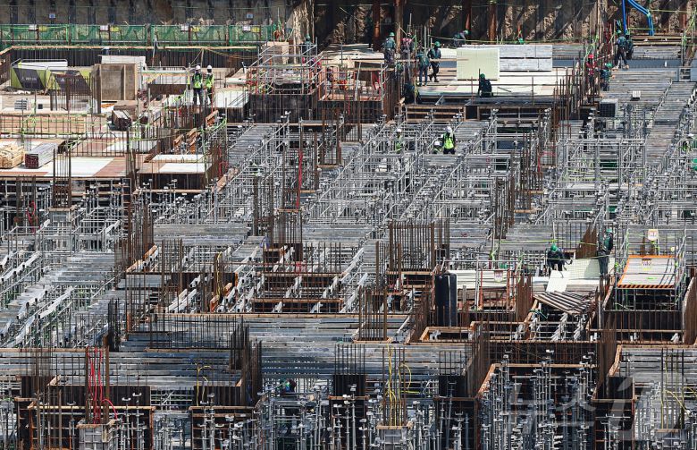 아파트 건설현장에서 노동자들이 작업하는 모습. /뉴스1 ⓒ News1 김도우 기자