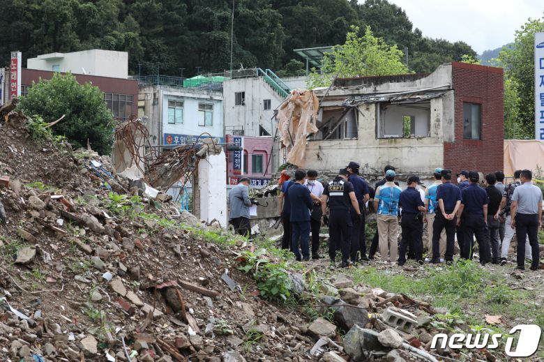 광주 동구 학동4구역 주택재개발 5층 건물 붕괴 참사 현장에서 법원 관계자 등이 현장검증하고 있다. ⓒ News1