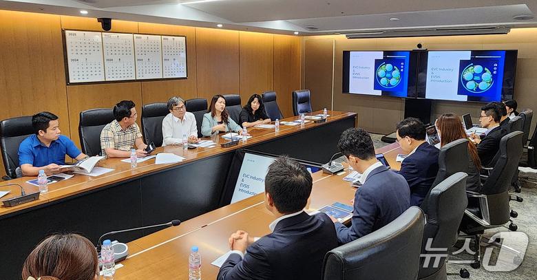 EVSIS 관계자와 베트남 사절단이 만나 논의하고 있다.(롯데이노베이트 제공)