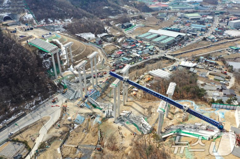 지난 2월25일 오후 경기도 안성시 서운면 서울-세종고속도로 다리 건설현장에서 교량이 붕괴된 모습이 보이고 있다.  2025.2.25/뉴스1 ⓒ News1 이승배 기자