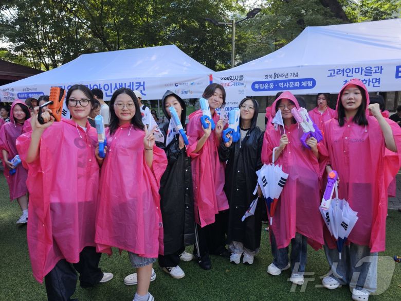 제80주년 광복절인 15일 광주 광산구 월곡동 고려인마을에서 봉오동전투 재현 행사가 열린 가운데 대성여고 학생들이 비눗방울총을 들고 행사를 즐기고 있다. ⓒ News1 서충섭 기자