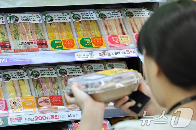 18일 서울의 한 편의점에서 한 시민이 점심 식사를 하기 위해 편의점 간편식을 고르고 있다. 2025.6.18/뉴스1 ⓒ News1 신웅수 기자