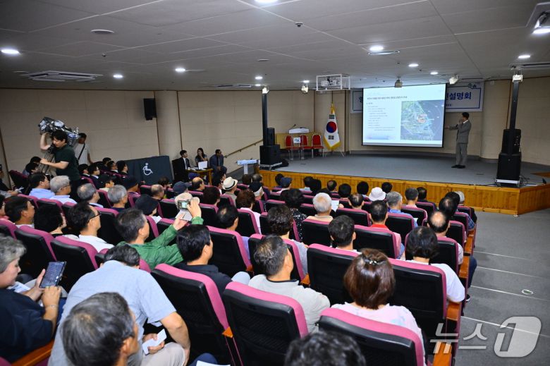 지난 13일 강원 속초시와 영랑호관광단지 민간사업자인 신세계센트럴, 용역사 유신이 개최한 해당 사업 주민설명회.(속초시 제공, 재판매 및 DB 금지) 2025.8.15/뉴스1
