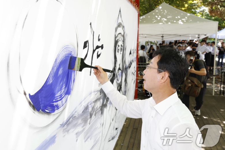 광복 80주년인 15일 광주시 광산구 월곡동 '역사를 이어가는 고려인마을' 행사에서 박병규 광산구청장이 성유진 작가와 드로잉 퍼포먼스를 하고 있다. 2025.8.15/뉴스1 ⓒ News1 김태성 기자